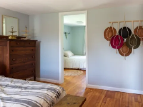 1900’s farmhouse with old country charm.  Six miles to Lake Wallenpaupack 萊克酒店