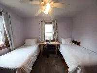 Cozy and Comfortable 1939 Cottage Close to Wittenberg, Shopping, Restaurants.