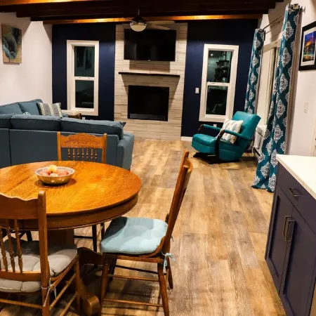 Great Remodeled Pet Friendly Cottage! Walk to Downtown and and the Lake!