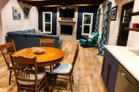 Great Remodeled Pet Friendly Cottage! Walk to Downtown and and the Lake!