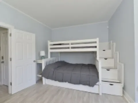 Entire 1 Bedroom Apartment in Lovely Family Vacation Lake House. Pets welcome! Hotels in Warwick