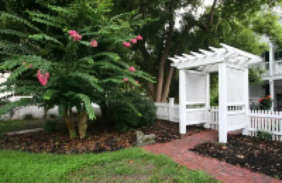 Carriage House under Live Oaks In Historic Downtown Beaufort with Patio Garden
