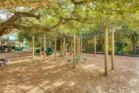 Beachside, 5 Bedroom Luxury Home Отели рядом с достопримечательностью «Irene H. Canova Park»