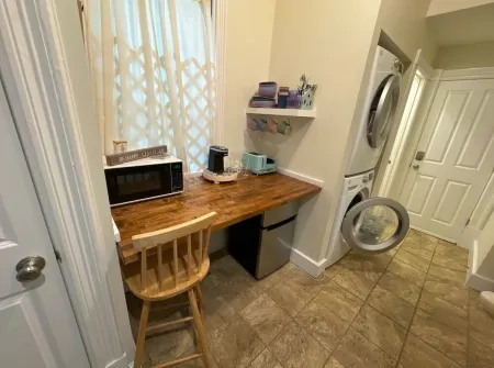 Cozy 1-bedroom apartment in fabulous Madison with WiFi, AC, Smart TV Отели в г. Мэдисон