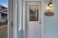 Petoskey in-Town Home Short Walk to: Shopping/Food/Waterfront. Long-Time Hosts. - Bathtub