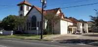 Quirky historic home, fully renovated! Designer interior! Plush linens! Firepit! Citi Trends附近的飯店