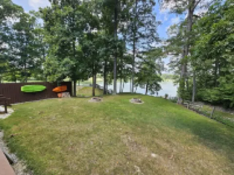 Peaceful Lake House Cabin 1, Kayaks Provided Free, Direct Water Access!