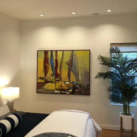 Ideal location, Minutes to Beach & Abbott Kinney, lots of parking
