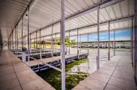 NEWLY REMODELED TABLE ROCK LAKEFRONT RESORT-POOL-FUN-LAKE ACCESS