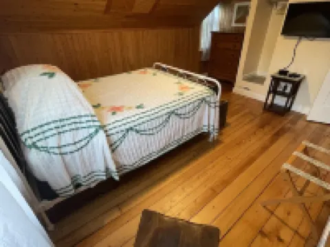 6 houses away from quiet beach! Minutes from the heart of Onset & Cape Cod Canal Hotels in Wareham