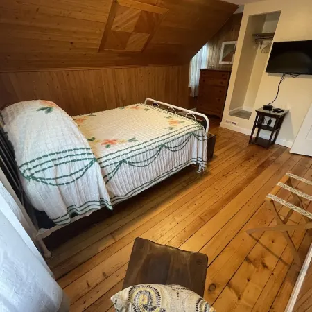 6 houses away from quiet beach! Minutes from the heart of Onset & Cape Cod Canal