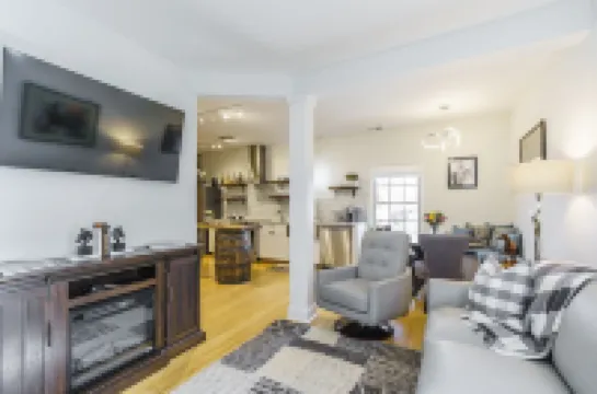 Bit and Bourbon Hotels in Woodford County