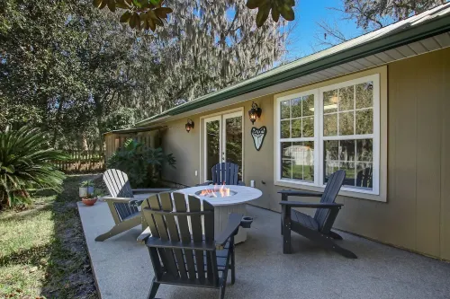 Cozy home in private setting centrally located on Amelia Island