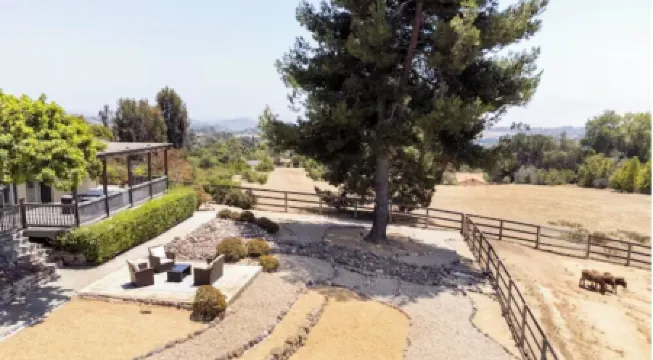 Beautiful 2-bedroom home with stunning viewsSleeps 4 - 2 Bedrooms - 1 Bath