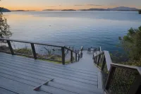 The Paddle Shack: Oceanfront Deck with Multiple Levels. Hot Tub! Amazing Views!