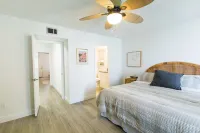 Beachside Modern Wellness Condo @ Jupiter Bay Resort, 2 Bed / 3 Bath