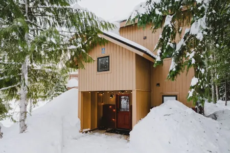 Hyak Hideout 3-bedroom chalet in welcoming Snoqualmie Pass with WiFi Отели в г. Сноквалми Пасс