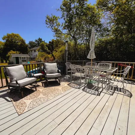 Charlestown Beach Cottage, 2BR, Screened porch, 3 min drive to Beach!