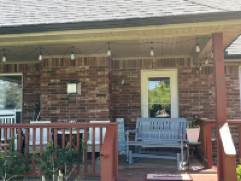 Cozy, cute studio! Safe and quiet neighborhood, Comfy bed; Near downtown!