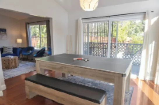 Spacious & Central. Pool Table & Ping Pong. 6 TVS. Balcony. Garage. Wifi Hotels in Union City