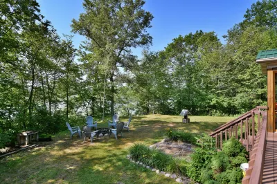 Lakefront Cabin w Screened Deck! Pontoon Rental! 2 Kayaks / Fishing Row Boat!