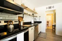 Cozy 2 Bed 2 Bath Retreat with Home Office. Near UT & DT Knoxville!