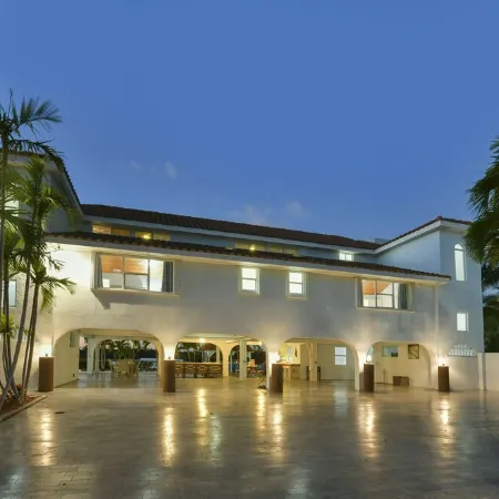 Waterfront, 100ft Dock, Kayaks, Bikes, Pool, Hot Tub, Basketball & Pickleball