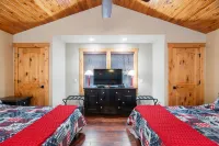 Base of Lassen National Park Secluded 1 BR + LOFT, 2 BATH HOME. sleeps up to 7