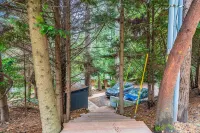 Hip Modern Studio in serene central Bellevue with AC, WiFi, Kitchen, TV