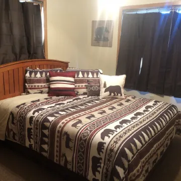 Nelson Lake Retreat: beautiful views of the lake both inside and out.