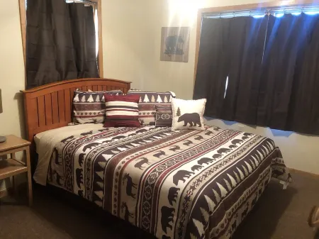 Nelson Lake Retreat: beautiful views of the lake both inside and out.