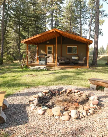 Columbia Mountain Cabin - Near Glacier NP, Big Private Backyard w Mountain Views Отели рядом с достопримечательностью «Montana Vortex and House of Mystery»