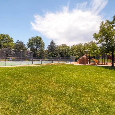 Convenient Location! up to 11 Guests. 5 Beds-2 Kings! Foosball, Games. Garage.