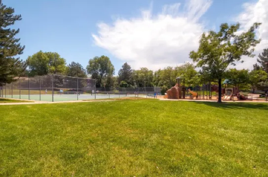 Close to Denver, Boulder and mountains! Up to 10 guests-5 beds! Foosball, games.