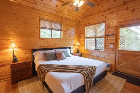 Cozy cabin for 2, private hot tub, King size bed!