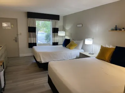 Heated Pool, Strong WI-FI, TV, Tiki Bar & Grill, Boat and Kayak Rentals