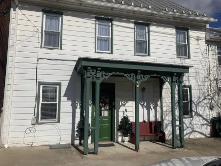 House on Town Square-Experience an Early 1800s House and All of Its Charm! Отели в г. Лебанон Каунти
