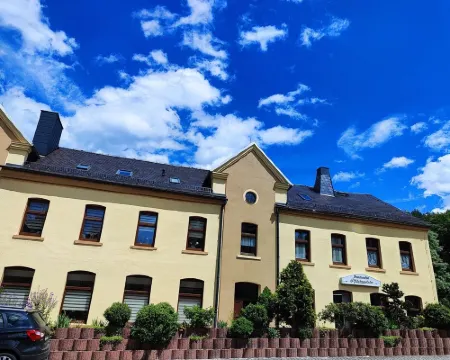 Vacation apartment "Alte Schule" Hotels in Auerbach