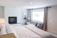 2 Acre Home- Pond View with Hot-Tub - Sleeps 16