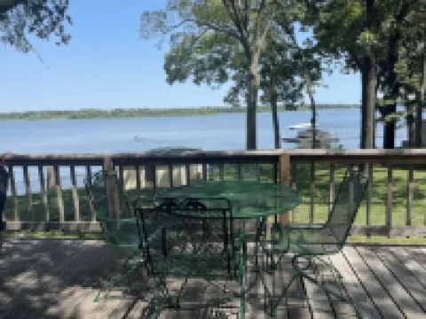 Wolf Creek Retreat, Grand Lake, 2 miles to the center of Grove OK and a fab view