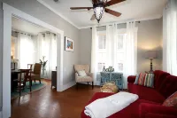 Cozy Coastal Cottage 5 minutes from the Seawall. Fenced yard with chicken coop