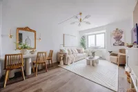 Elevated City Views: Modern & Stylish Retreat near Times Square Hotell i 