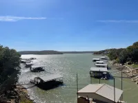 Relaxing lake house on Lake Bridgeport with private boat dock