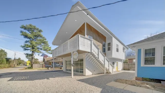 Freetown Flat - Beautiful, Unique, Central!