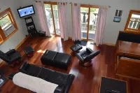 River Ellis Chalet: Cozy Chalet w private Jacuzzi & access to Swimming Pool Hotels in Bartlett