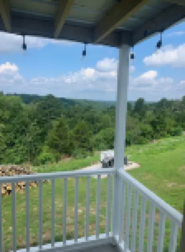 White Moon tiny cabin close to everything with Mountain View. No cleaning fees !