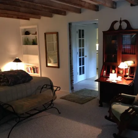 Private Guest Quarters - Cozy 1 BR/1 BA apartment on Historic 2-acre estate