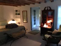 Private Guest Quarters - Cozy 1 BR/1 BA apartment on Historic 2-acre estate - ห้องครัว