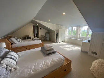 1818 Modern Farm House with Pool, Hot Tub and a large permanent dock on the lake