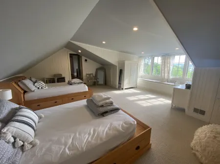 1818 Modern Farm House with Pool, Hot Tub and a large permanent dock on the lake Отели в г. Канандейгуа